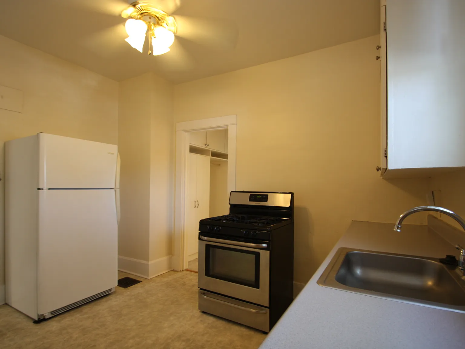 2 bed, 1.0 bath, 1000 sqft, $1,100 — Photo 3
