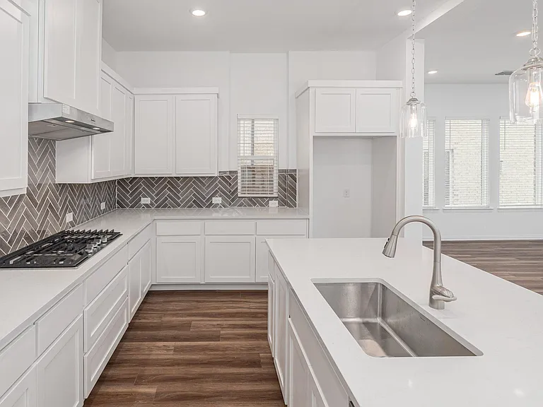 908 Utica Dr — Photo 7