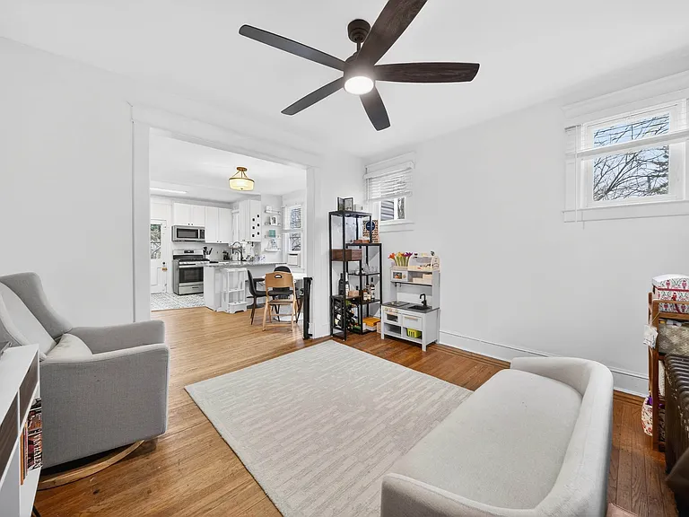 303 E Melrose Ave — Photo 3