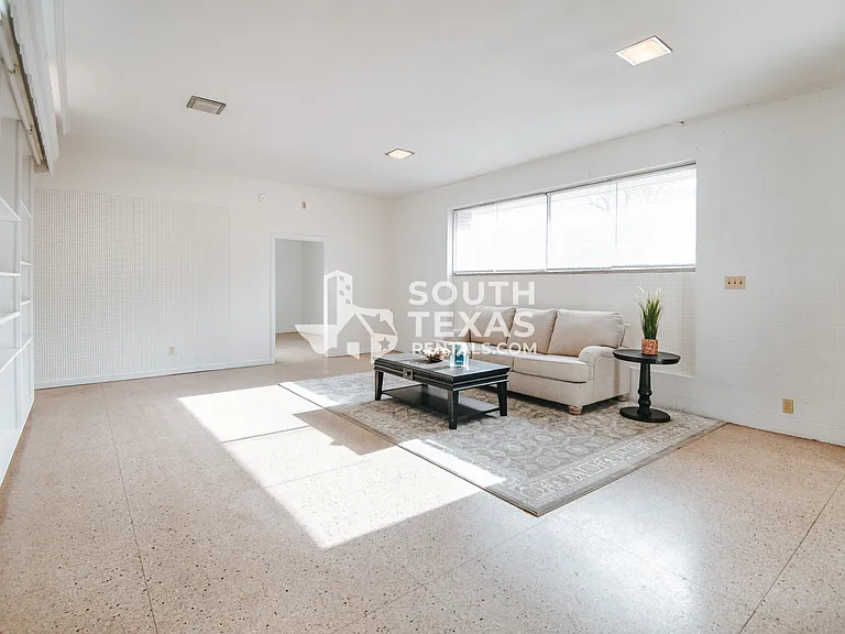 305 N Laurent St — Photo 4