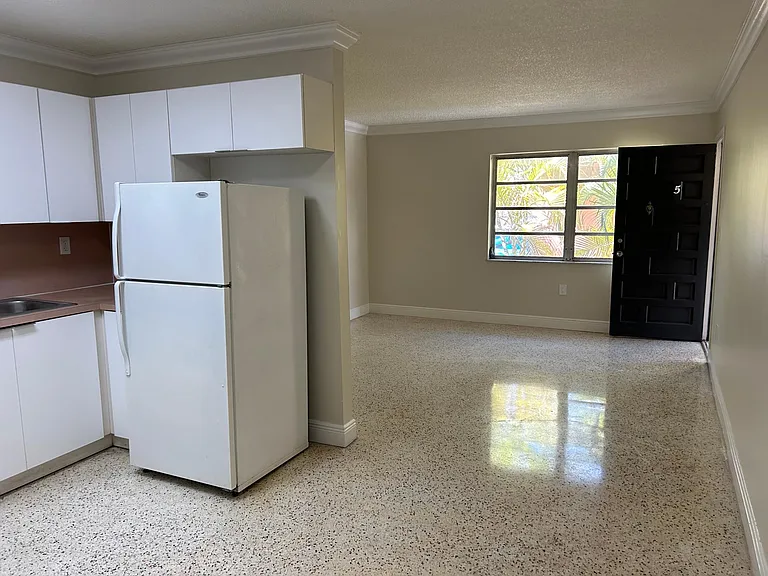 240 E 8th St #5 — Photo 7