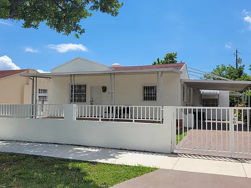 2252 SW 10th St #3 Photo 1