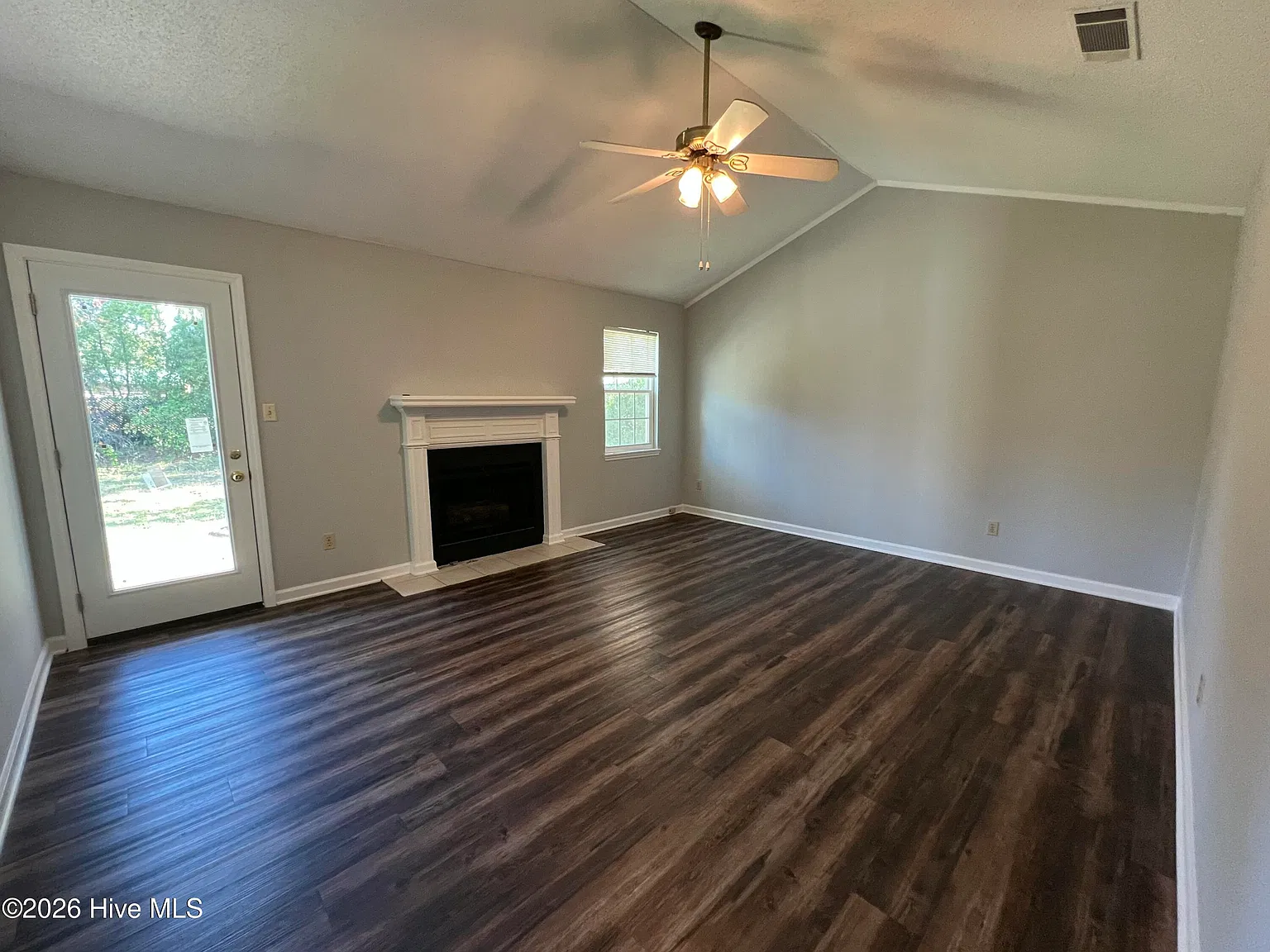 3 bed, 2.0 bath, 1296 sqft, $1,600 — Photo 3