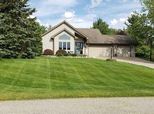 9413 Mockingbird Ln, Cadillac, MI 49601