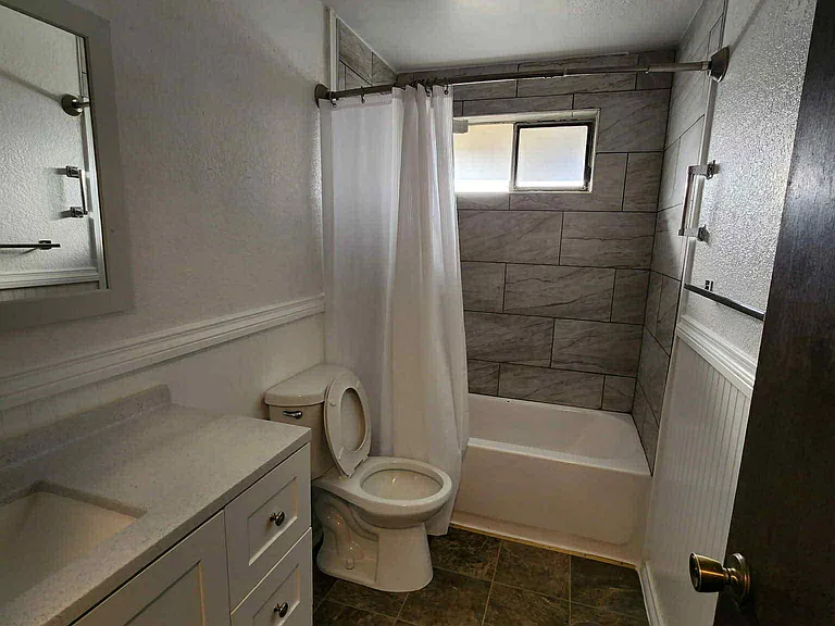 470 W Ridgeway Ave — Photo 10