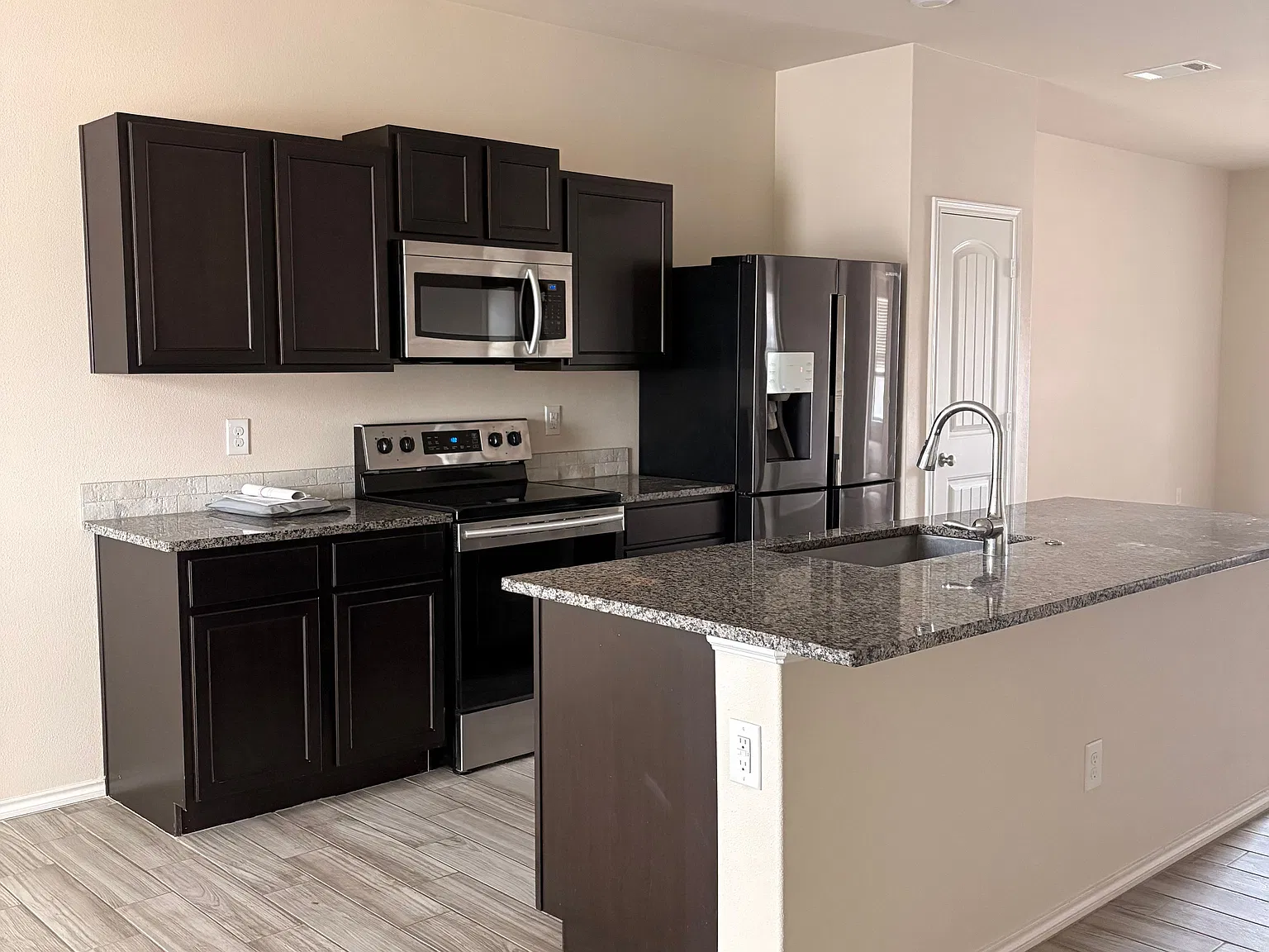 3 bed, 2.0 bath, 1450 sqft, $1,650 — Photo 2