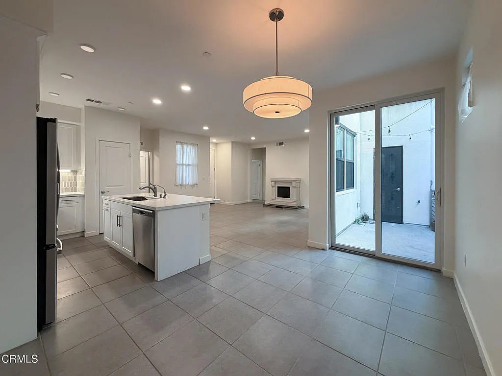 4 bed, 3.0 bath, 1872 sqft, $4,695 — Photo 2