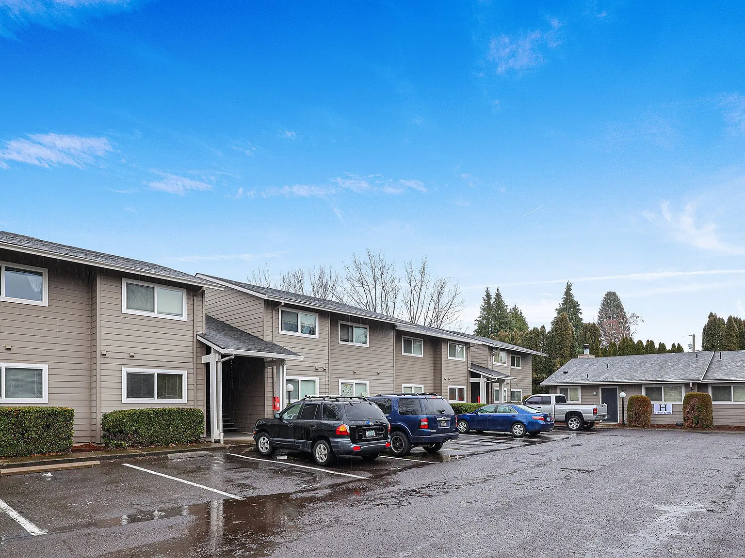 Applegate Apartments — Photo 2