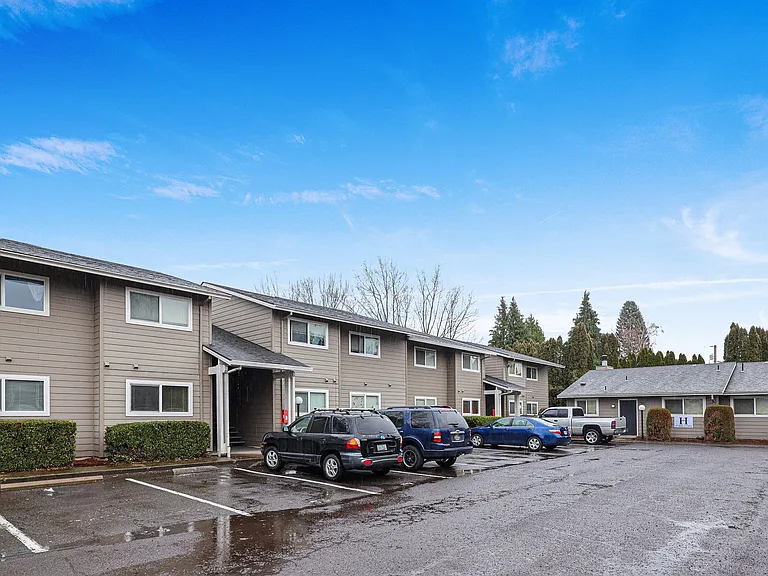 Applegate Apartments — Photo 2