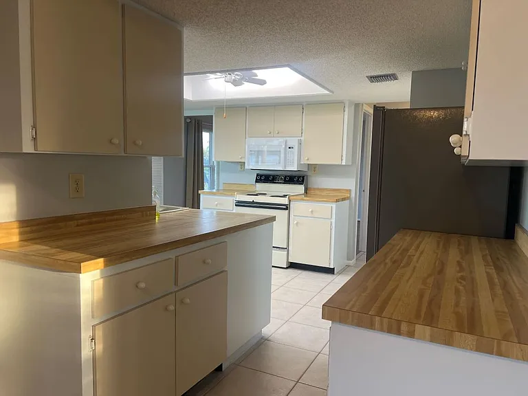 1240 Lucaya Ave — Photo 11