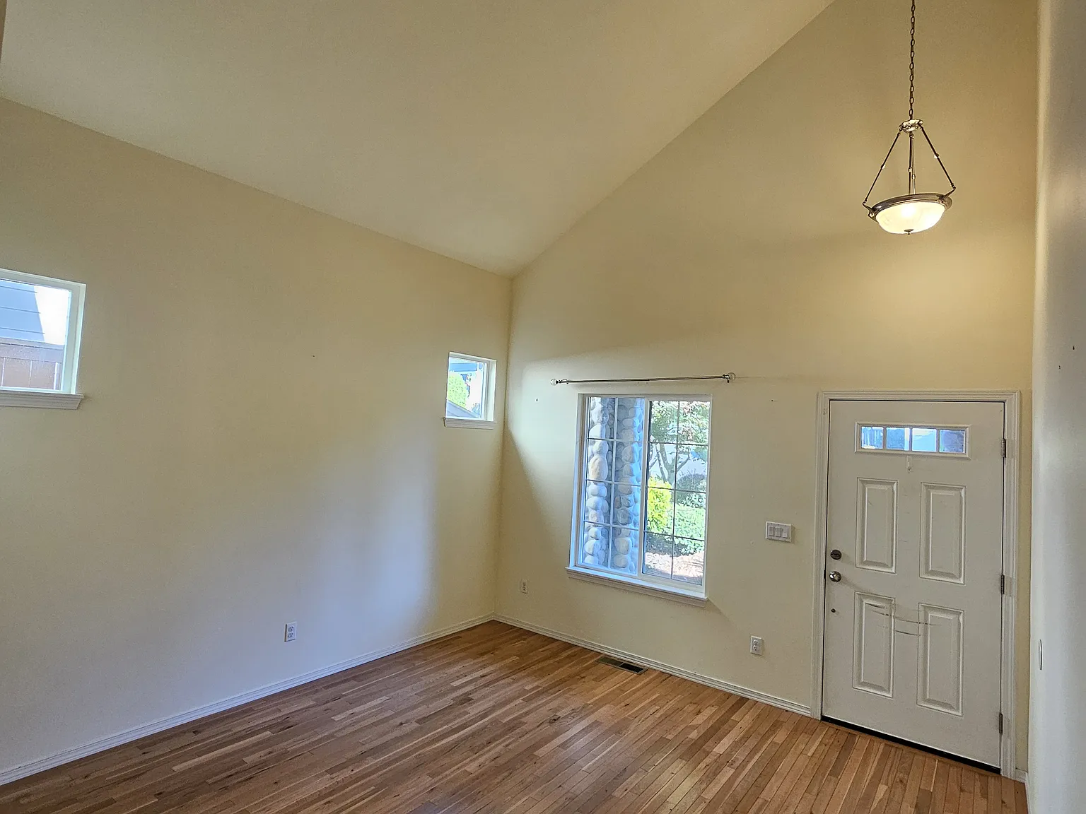 3 bed, 2.5 bath, 2124 sqft, $3,390 — Photo 4