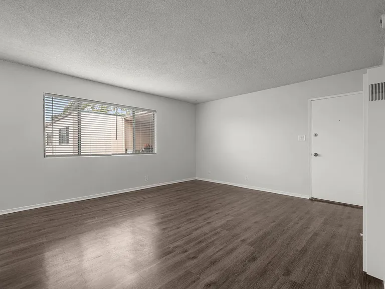 814 Victor Ave — Photo 13
