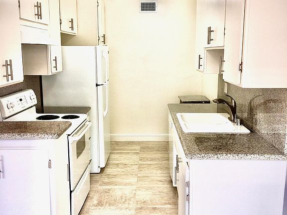 3rd image of 1040 N Laurel Ave APT 3