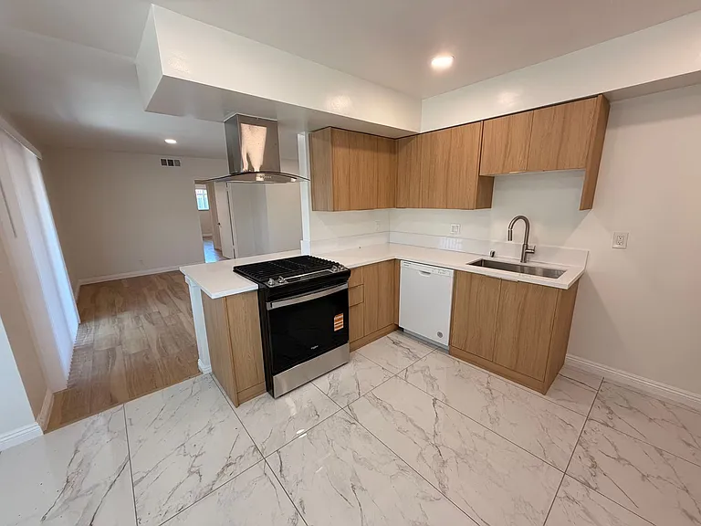 10500 La Reina Ave #E — Photo 13