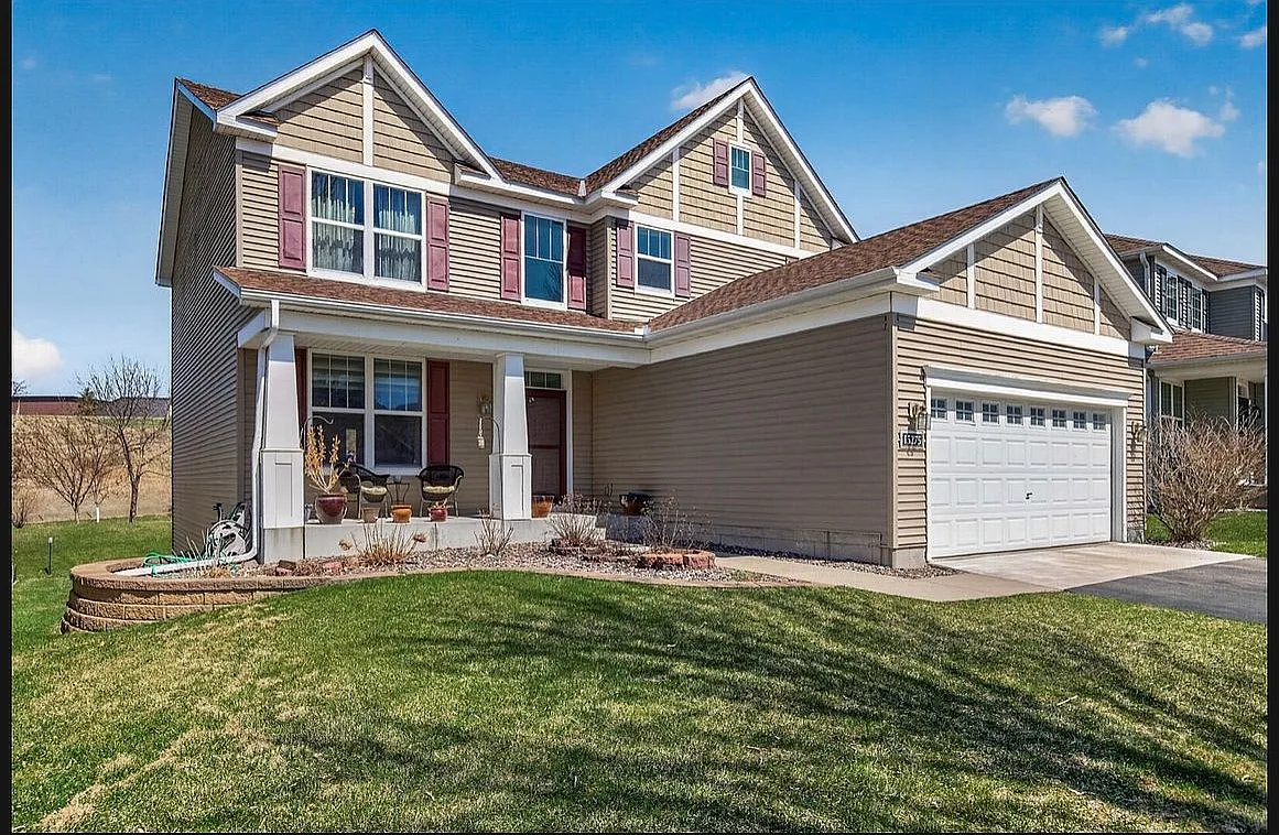 Stunning 5 Bedroom Home for Immediate Occupancy in EP!! — Photo 1