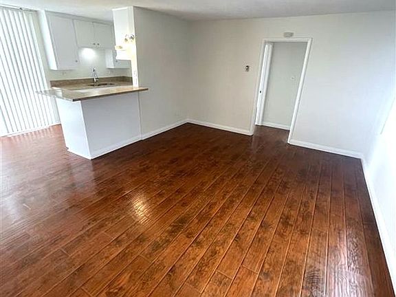 4th image of 1625 Loma Ave APT 4