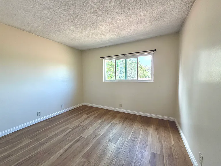 889 N Laurel Ave #15 — Photo 4