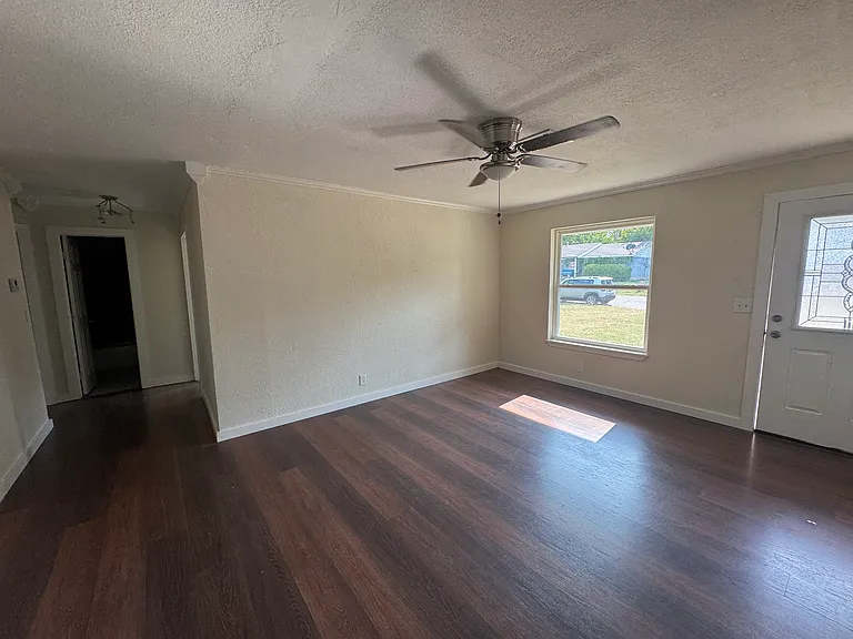 203 Debbie Ln — Photo 3