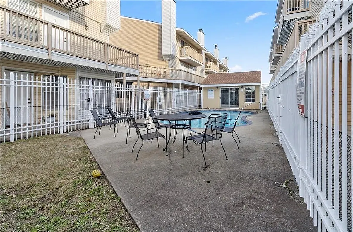 2 bed, 2.5 bath, 1200 sqft, $1,650 — Photo 2
