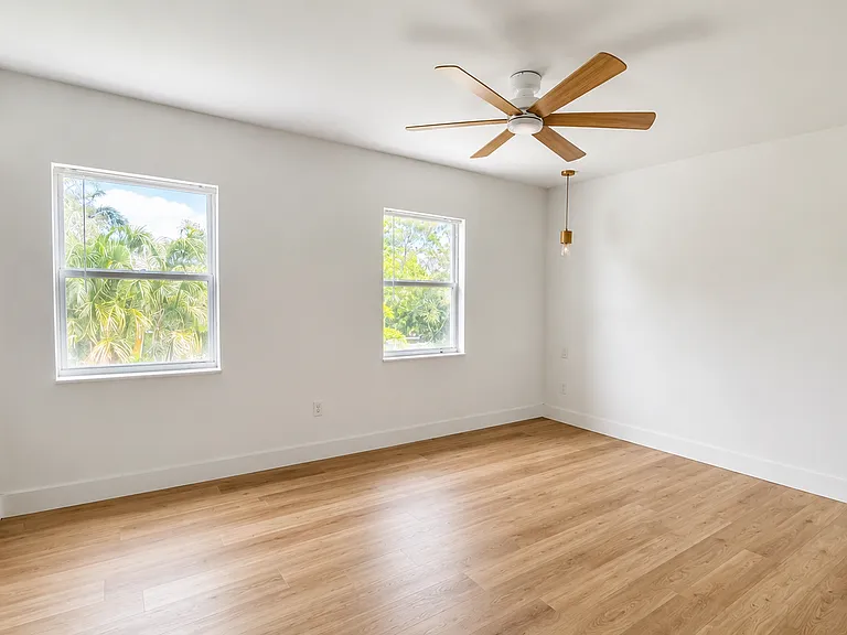 516 Boabadilla St — Photo 3