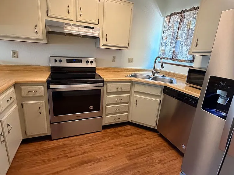 830 London Green Way — Photo 8