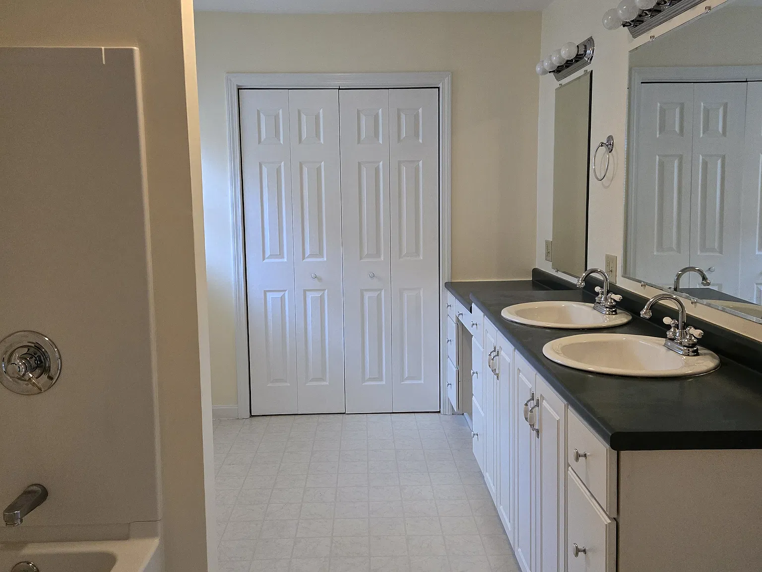 4 bed, 2000 sqft, $2,780 — Photo 3