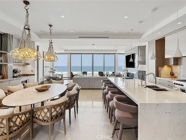 716 The Strand — Photo 17
