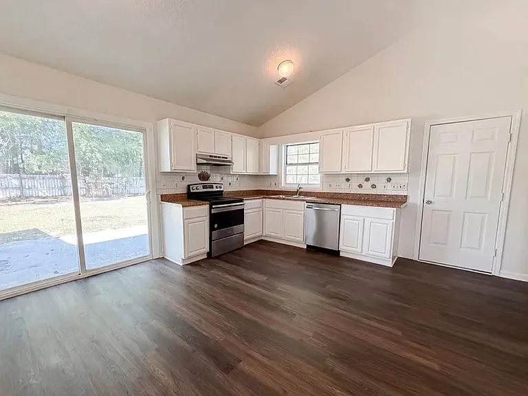 2028 Larson Ln — Photo 7
