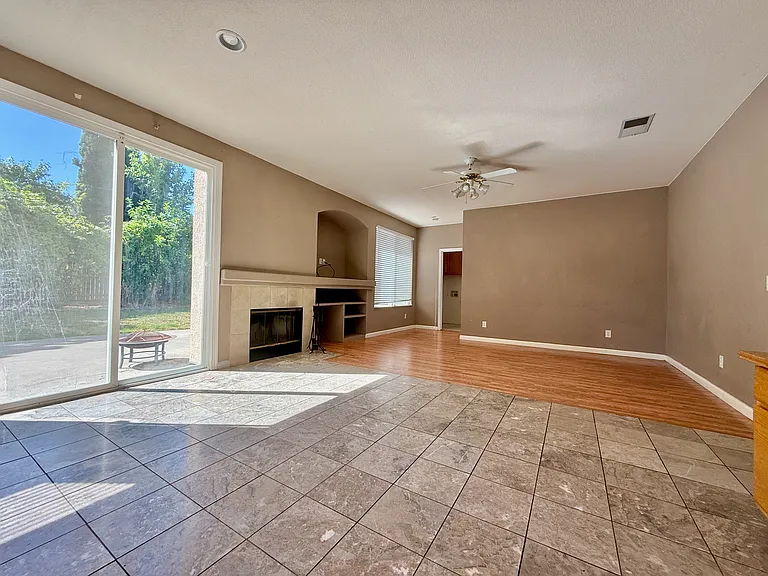 4051 Pine Lake Cir — Photo 7