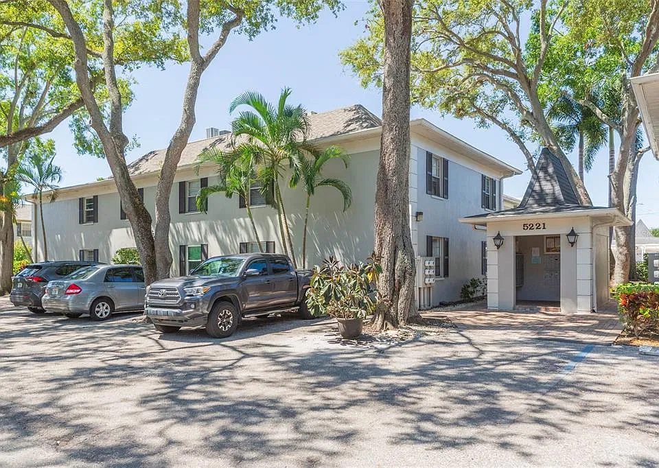 5221 Bayshore Blvd #34