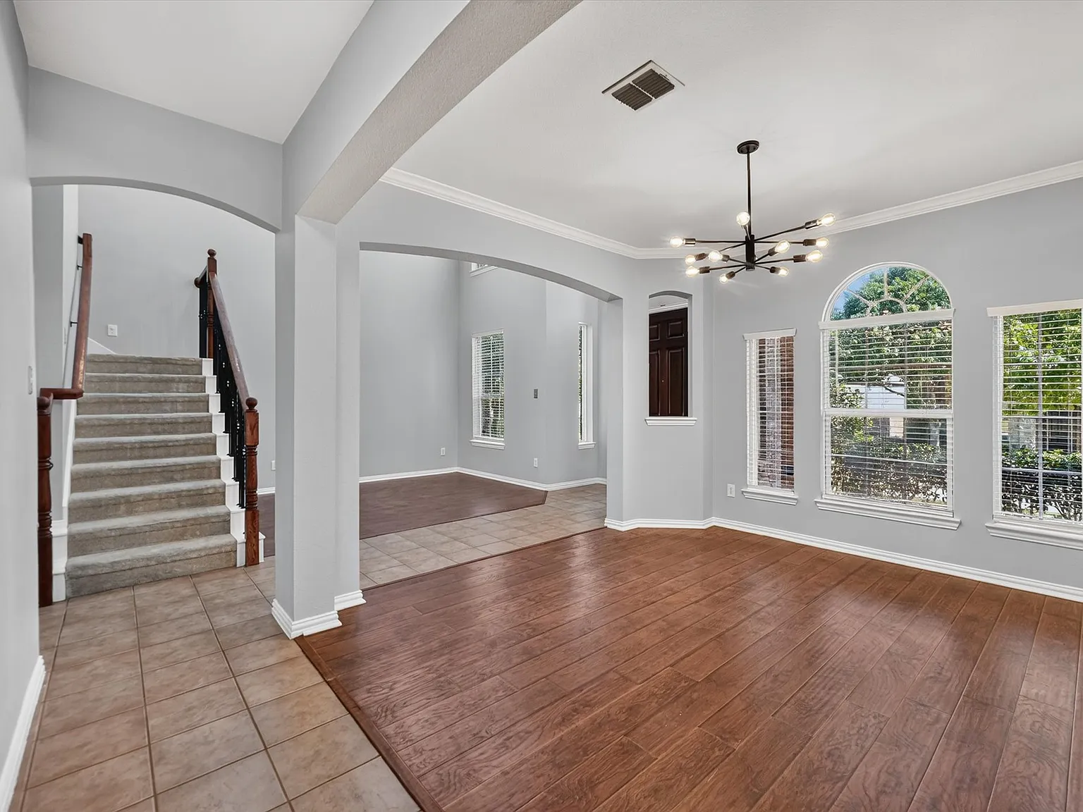 5 bed, 3630 sqft, $3,200 — Photo 2