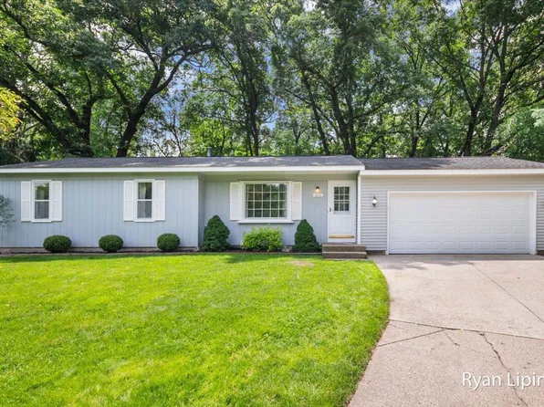 1870 Junewood Ct SE, Lowell, MI 49331