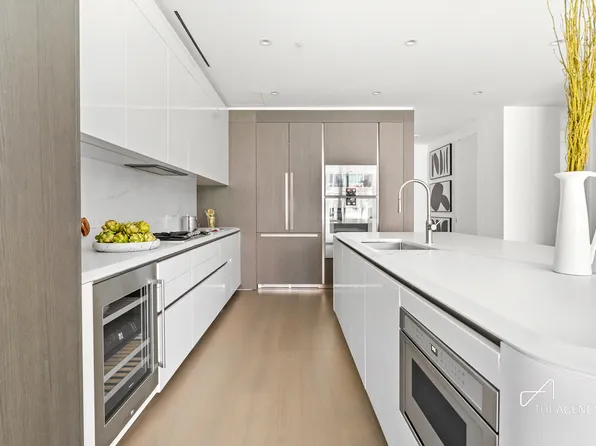 520 West 28th Street image 3 of 23