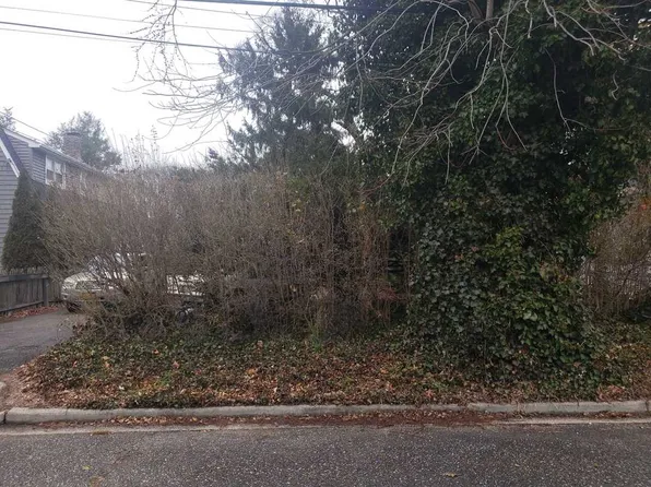 523 Cedar St, West Hempstead, NY 11552