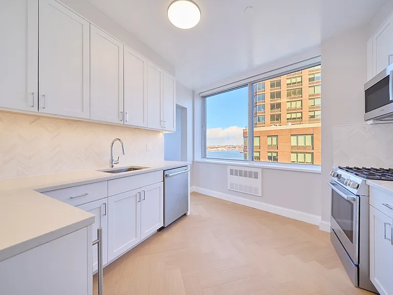 160 Riverside Blvd #20A — Photo 10