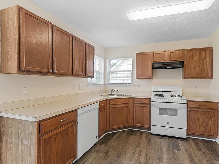 310 Sarasota Ln — Photo 11