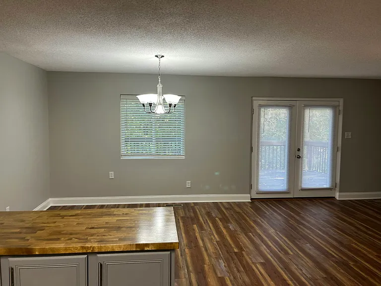 2205 Ridgecrest Dr — Photo 3