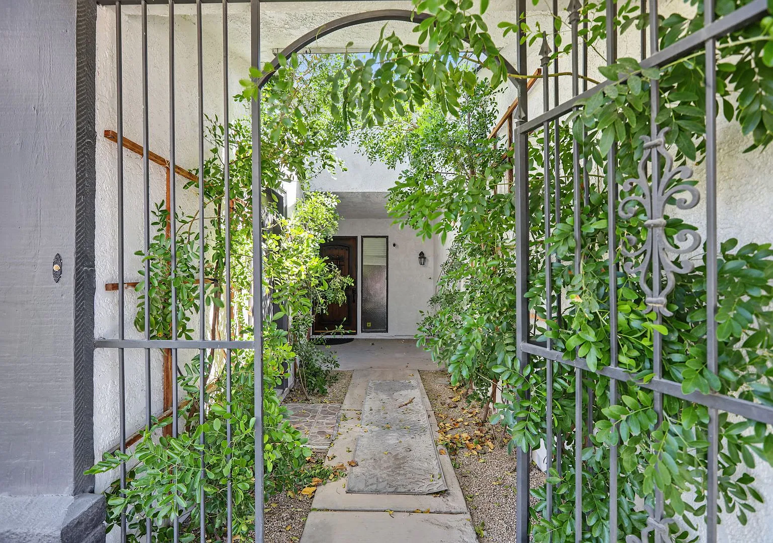 Beautiful Single Story Home with a Pool & Spa! No HOA! — Photo 4
