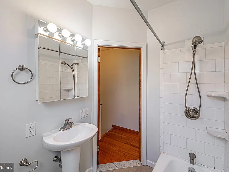 1136 Cross St — Photo 10