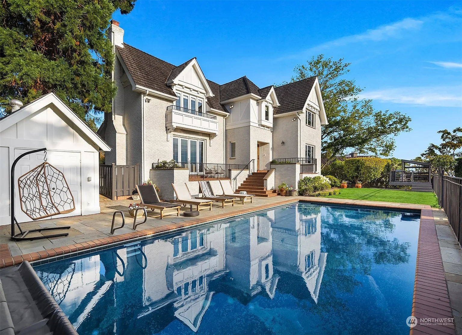2570 Magnolia Boulevard W photo 1