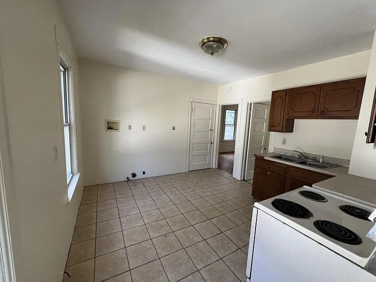 1213 Oswego St — Photo 7