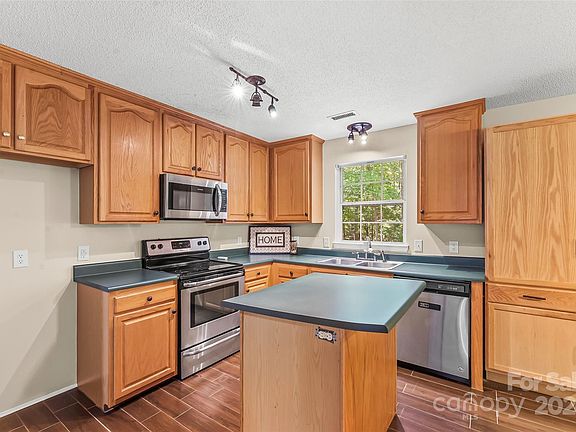 4th image of 7968 Oakmont Pl