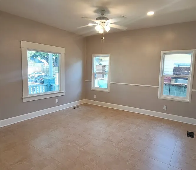 324 E Walnut St — Photo 5