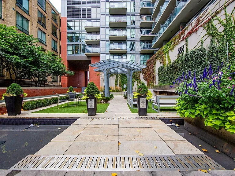 775 King St W #514 — Photo 30