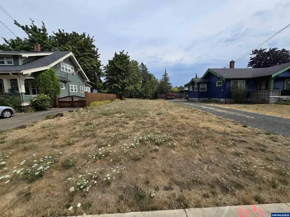 212 N James St, Silverton, OR 97381