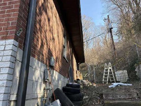 3rd image of 200 N Bluff Rd
