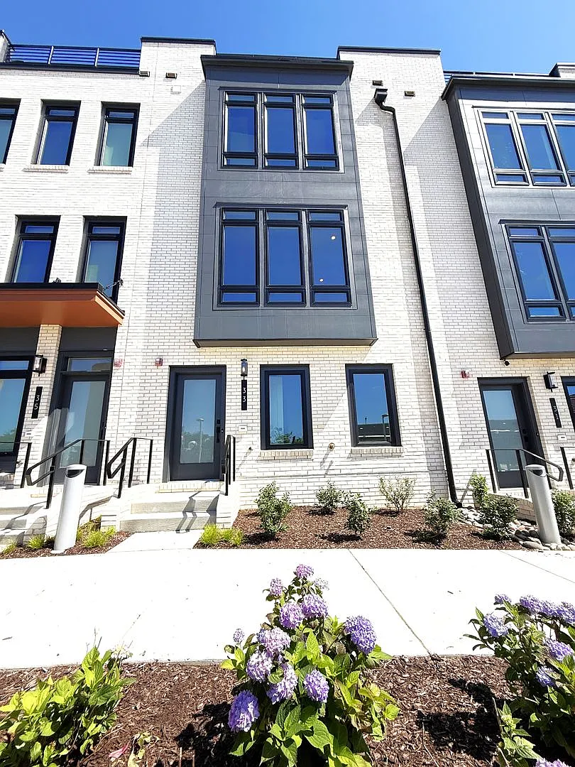 Rare Chance To Rent Brand New, 4 Bed/4.5 Bath Luxury Home In New Reservoir District With 2 Car Ga... — Photo 4