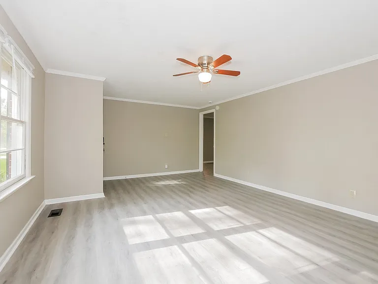 1857792_018_living_room_12933149.jpg