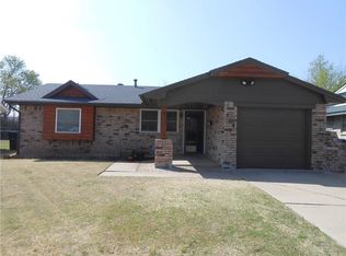 704 NW 16th St, Moore, OK 73160