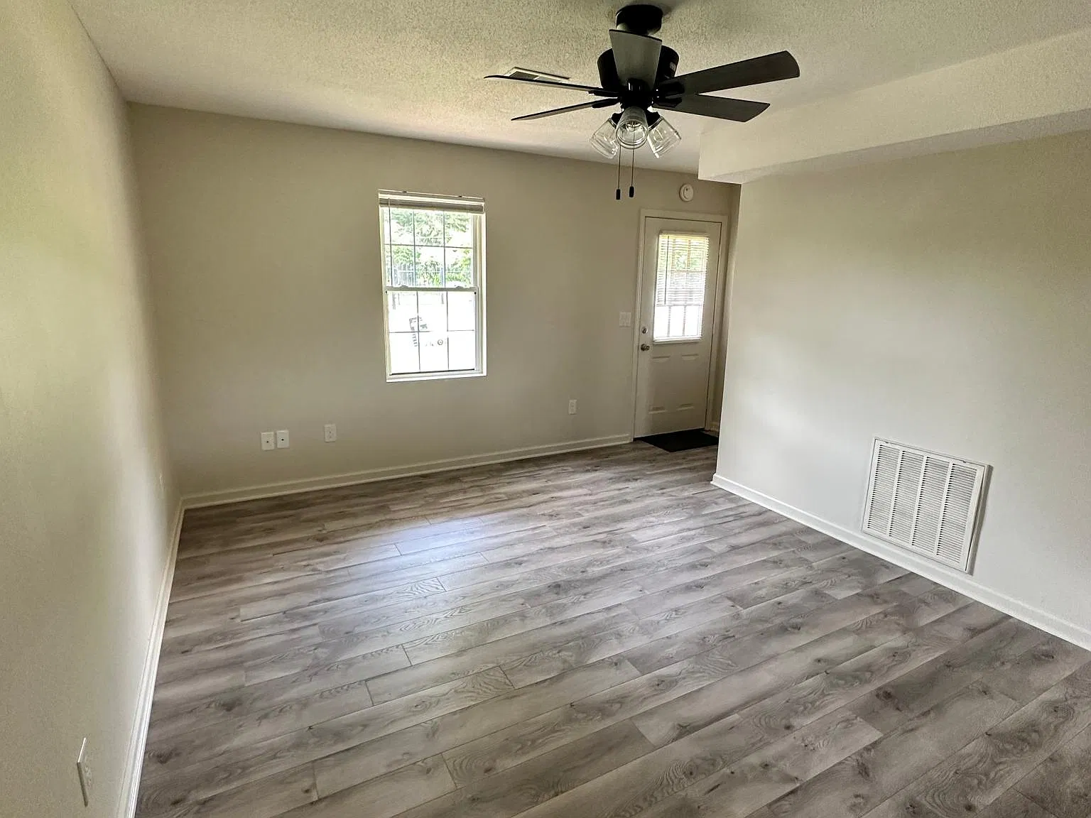 423 Floyd St — Photo 4
